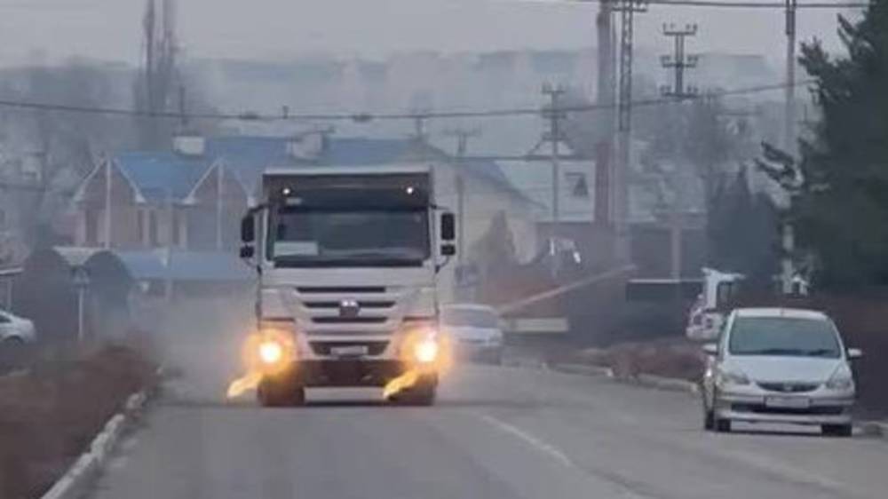 Грузовики портят новую дорогу в жилмассиве Ынтымак. Видео жителя