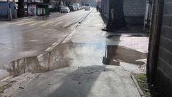 Огромная лужа на тротуаре по Дзержинского. Фото