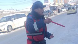 Законно ли парковщик возле Орто-Сайского рынка требовал плату в субботу? Видео горожанина