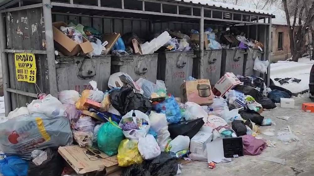 В Юг-2 мусор вываливается на дорогу. Видео