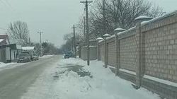 На ул.Белогородской в Киркомстром нет тротуаров, люди ходят по проезжей части. Видео жителя