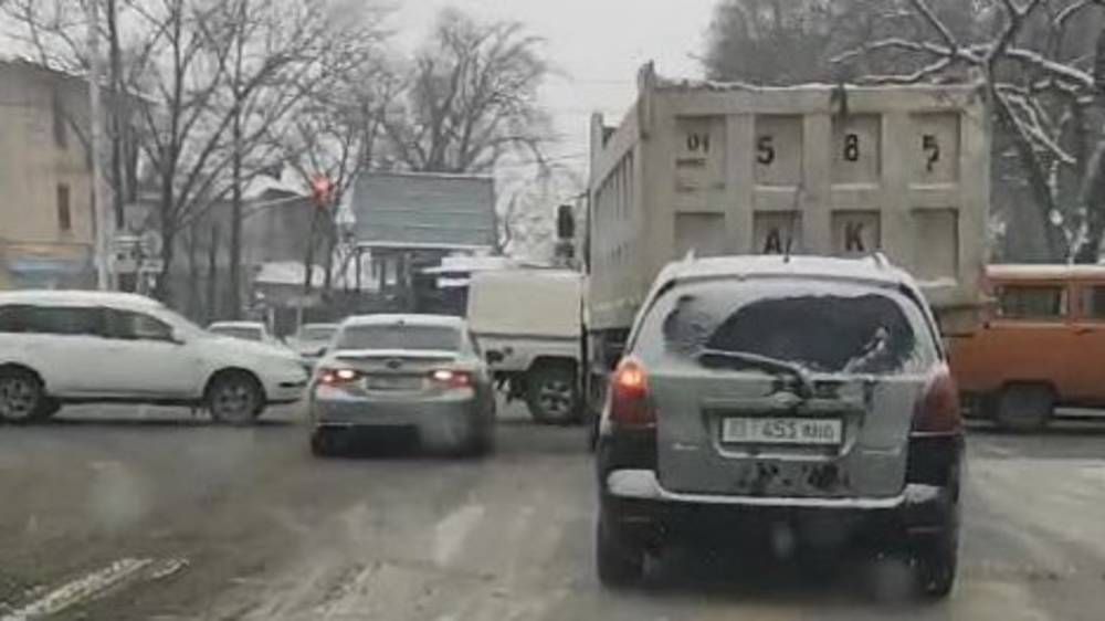 «Камри» выехала на встречку, создала затор и проехала на красный. Видео