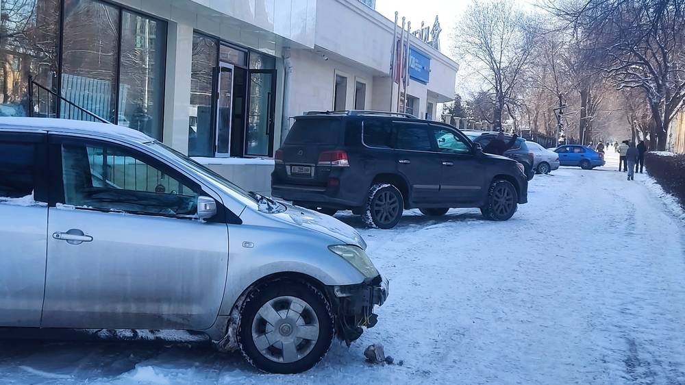 Зеленая зона по Айтматова превращается в парковку. Фото
