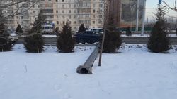 На газоне на Южной магистрали долгое время лежит железный столб «Безопасного города». Фото