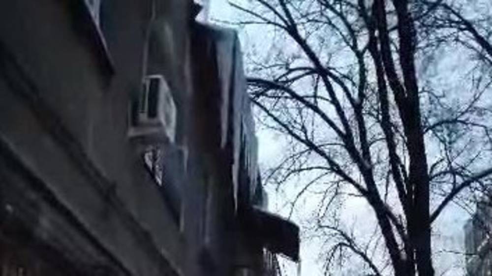 С крыши дома на Боконбаева свисают большие сосульки. Видео