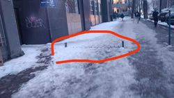 На тротуаре по Манаса торчат железные трубы. Фото