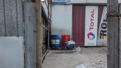 На ул.Махатмы Ганди отработанное масло льётся на тротуар. Фото