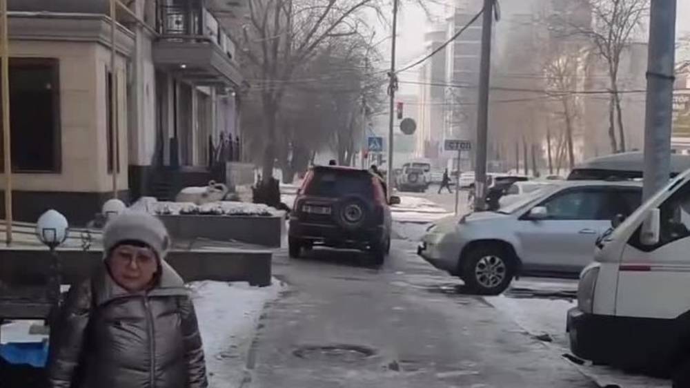 «Хонда» едет по тротуару, объезжая пробку по Токтогула. Видео