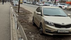 Зеленую зоны на ул.Токтогула уничтожают, превращая в парковку. Фото