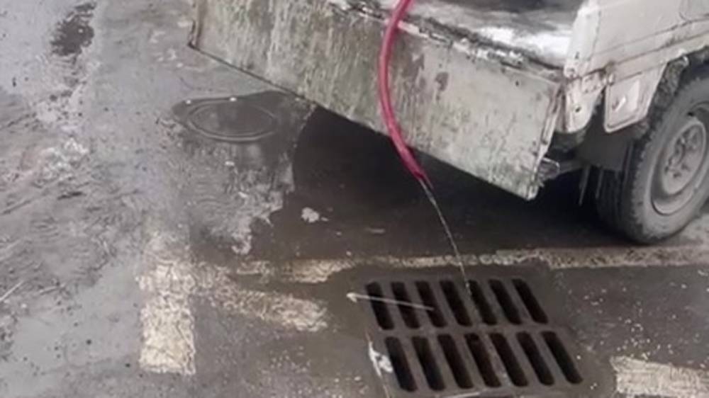 Горожанин сливает отходы в ливнеприеник возле площади Ала-Тоо. Видео