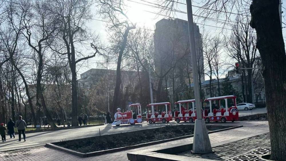 Поезд для детей ездит по тротуару на бульваре Эркиндик и выезжает на проезжую часть, - горожанин
