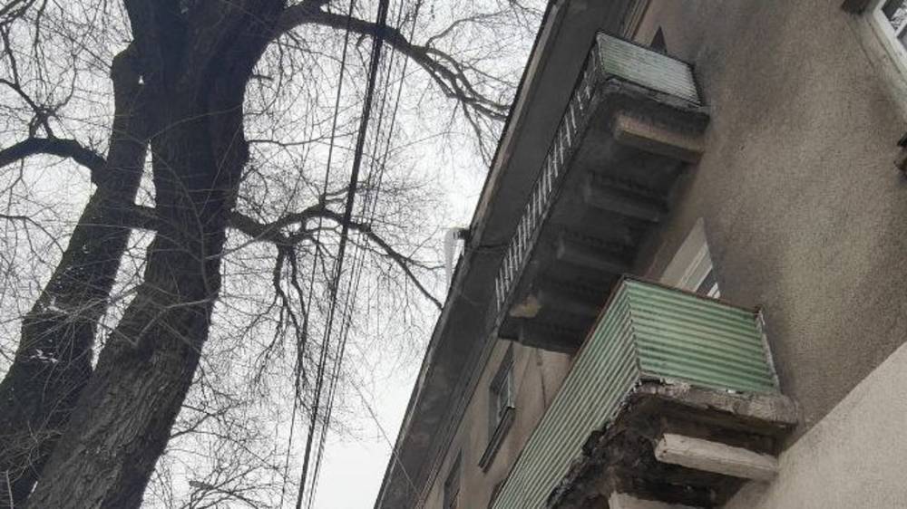 На крыше здания по Киевской висит большая сосулька. Фото