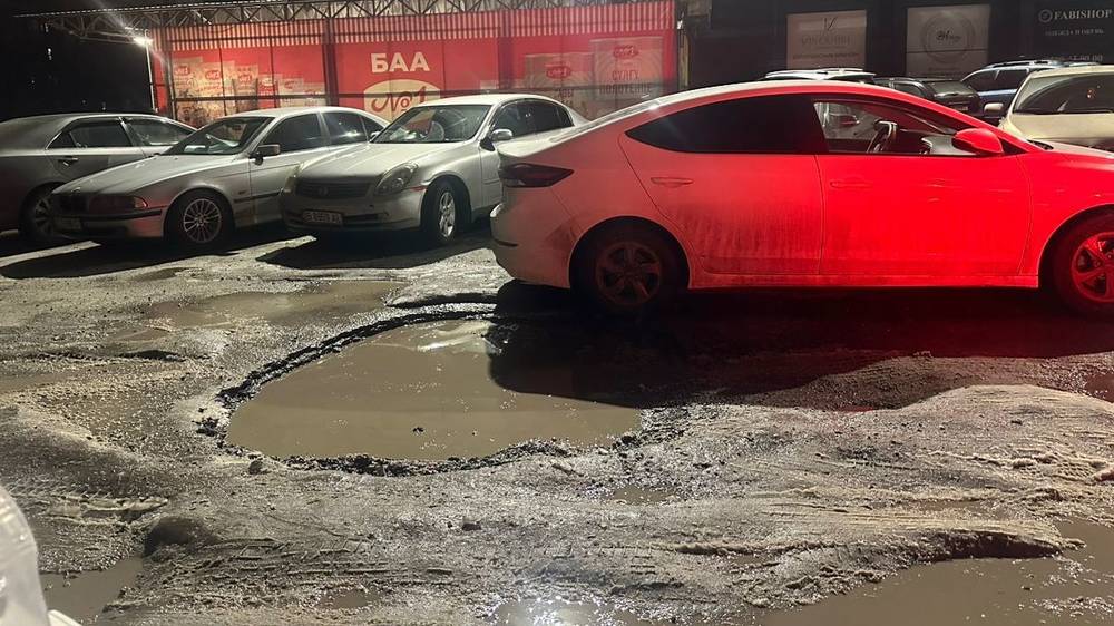Огромная яма на стоянке «Бета Сторес 2» . Фото горожанина