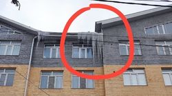 Огромные сосульки на крыше дома по ул.Васильева. Фото