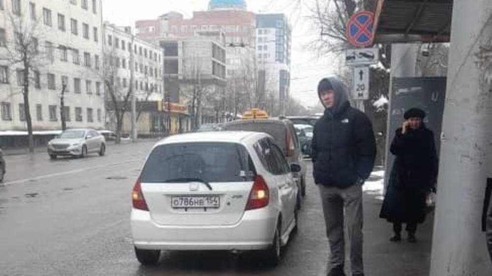 Таксист на «Тойоте» со штрафами более 16 тыс. сомов припарковался на остановке. Фото