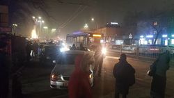 Автобусы не могут подъехать к остановке на «шлагбауме» из-за припаркованных авто. Видео