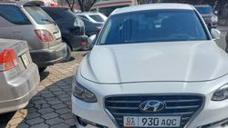 «Хендай» припарковали, заблокировав другие авто. Фото