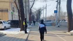 Водители продолжают парковаться в неположенном месте напротив Госрегистра, патрульный бездействует, - горожанин