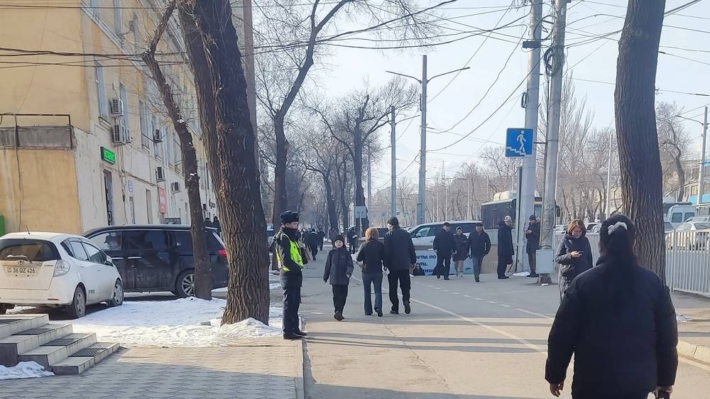 Водители продолжают парковаться в неположенном месте напротив Госрегистра, патрульный бездействует, - горожанин