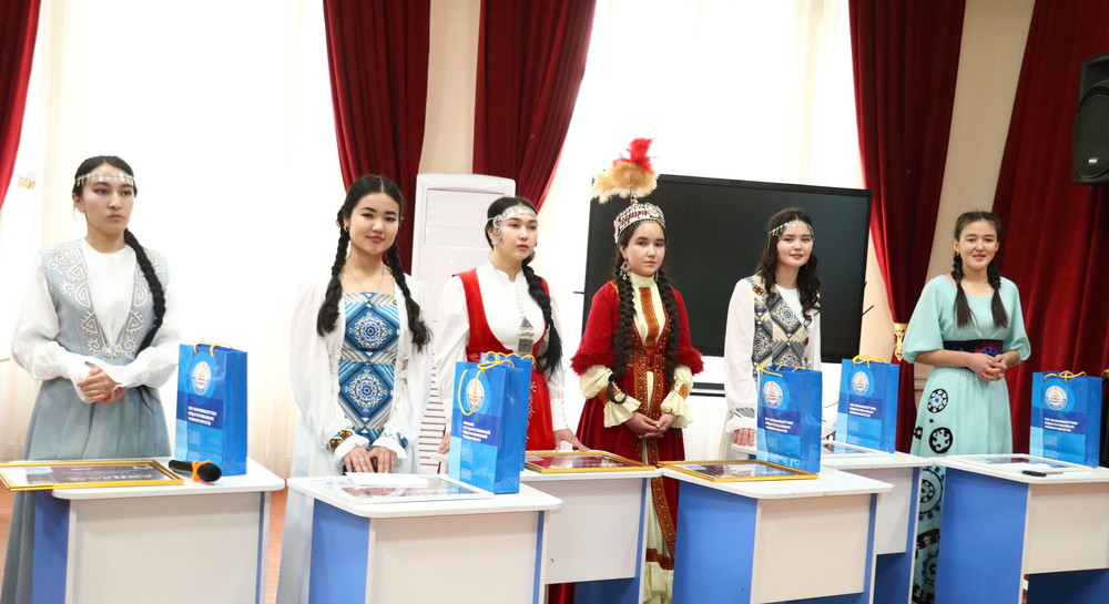 Кеудеден сүт тамшылап жатыр Кеудеден сүт тамшылап жатыр