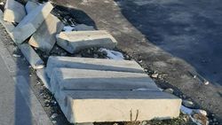 У тротуара на Южной магистрали валяются бордюры. Фото