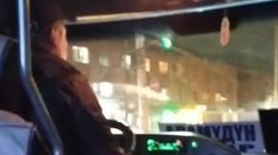 Водитель маршрутки №137 высадил пассажиров на «шлагбауме», попросив пересесть в другую маршрутку. Видео горожанина