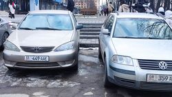 На ул.Манаса водители паркуются, блокируя пешеходную лестницу. Фото горожанина На ул.Манаса водители паркуются, блокируя пешеходную лестницу. Фото горожанина