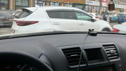 «Киа Спортейдж» припарковали, заблокировав другие машины. Фото «Киа Спортейдж» припарковали, заблокировав другие машины. Фото