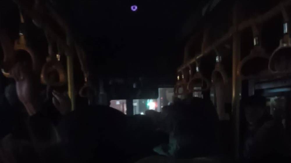 Водитель автобуса встал, выключив свет в салоне, пока все пассажиры не заплатят на проезд. Видео