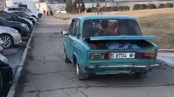 «Жигули» едет по тротуару возле Вечного огня. Видео «Жигули» едет по тротуару возле Вечного огня. Видео