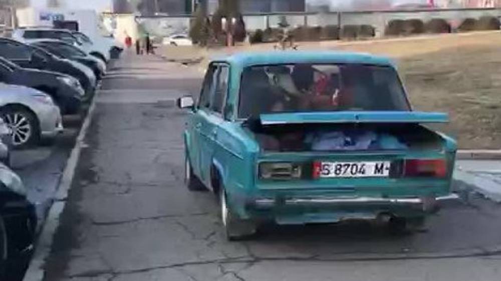 «Жигули» едет по тротуару возле Вечного огня. Видео