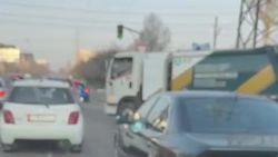 Мусоровоз «Тазалыка» создает затор на ул.Медерова. Видео