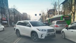 «Хайландер» разворачивается через двойную сплошную, создав аварийную ситуацию. Фото
