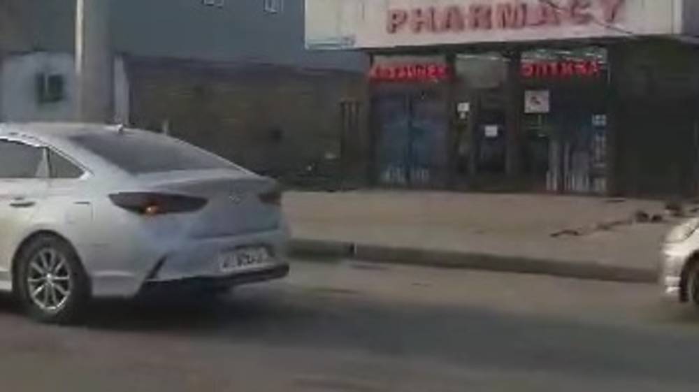 «Хендай» припарковали на проезжей части на Жибек Жолу, создав затор. Видео