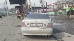 Lexus проехал через остановку. Фото