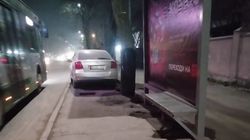 «Тойоту» припарковали, заехав на остановку. Фото
