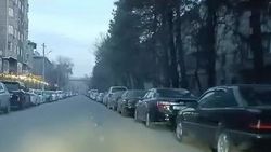 Припаркованные машины на ул.Панфилова занимают целую полосу. Видео горожанин