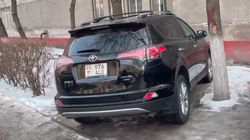 BMW X7 и «Тойота RAV-4» припаркованы в зеленой зоне. Фото горожанина
