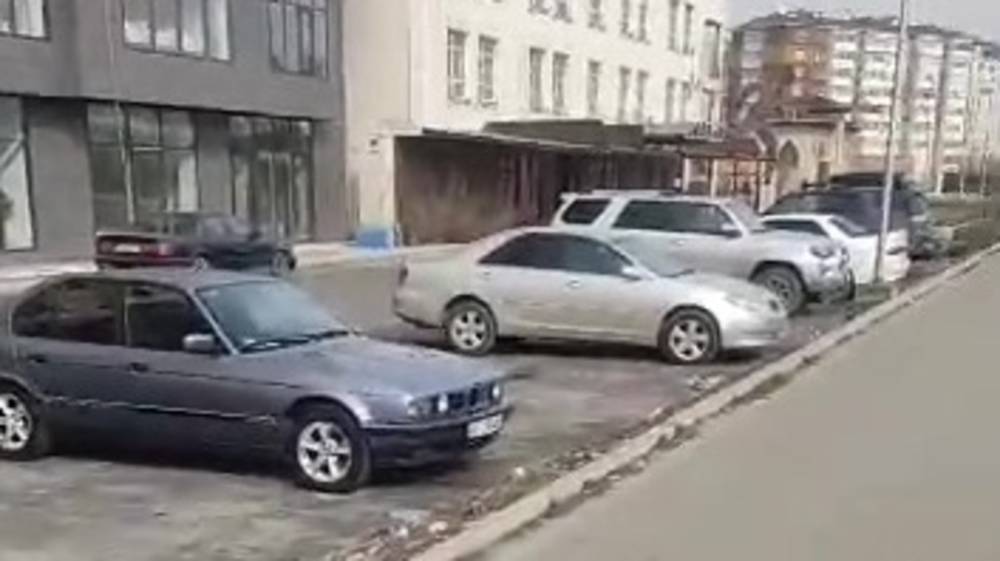 Бордюры у тротуара на Южной магистрали убрали после жалобы горожанина. Видео мэрии