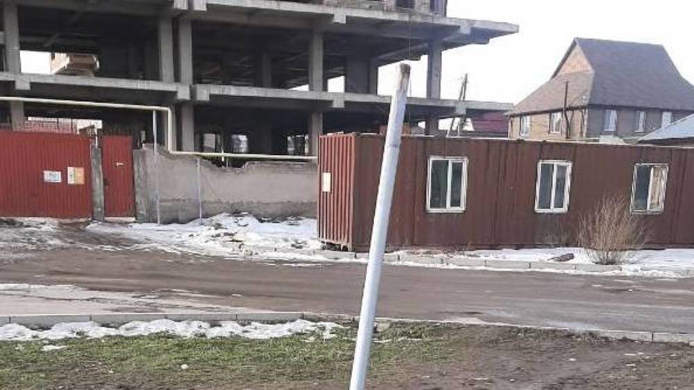 В Джале снесли дорожный знак у остановки. Фото