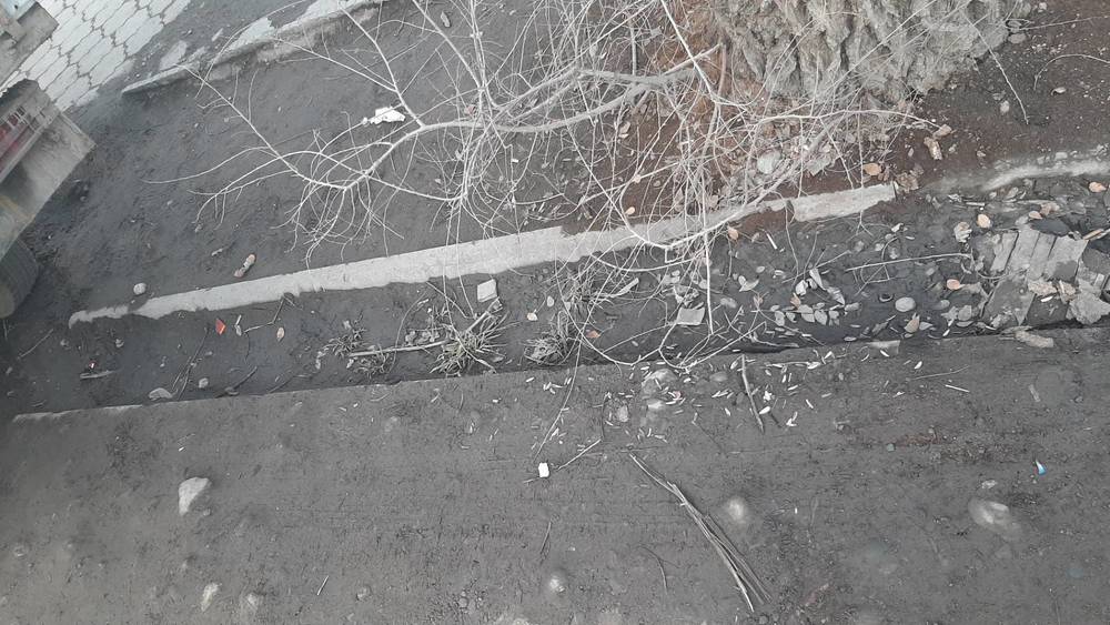 На Пишпеке припаркованные машины уничтожают арычную систему. Фото горожанина
