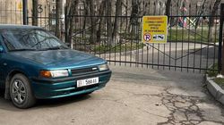 «Мазду» оставили, заблокировав въезд и выезд со двора. Фото