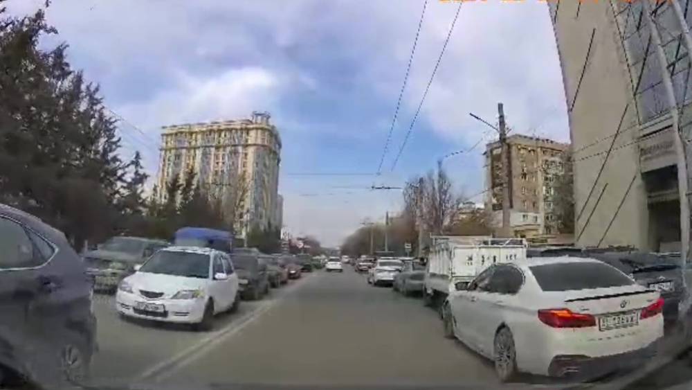 На ул.Юнусалиева с обеих сторон паркуются вторым рядом. Видео