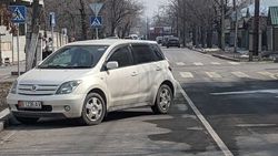 «Тойоту Ист» припарковали, закрыв одну полосу. Видео