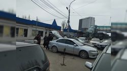 Общественную остановку у рынка «Мадина» таксисты превратили в парковку, - горожанин