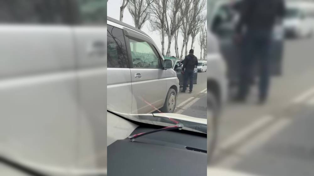 Водитель Honda Stepwgn выехал на встречную полосу на Фучика. Видео