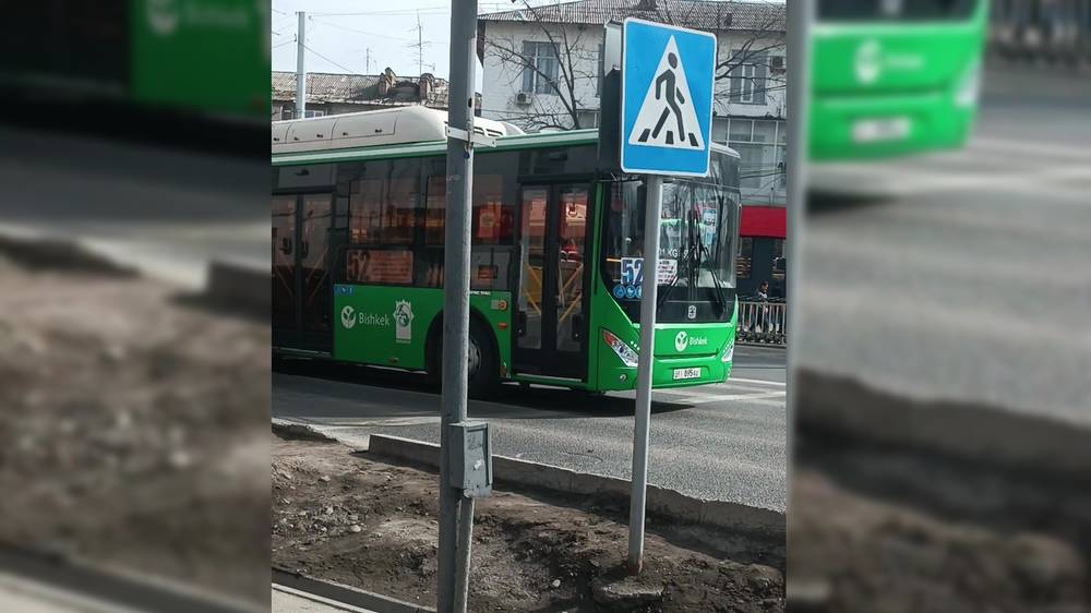 Автобус №52 повернул со второй полосы, подрезав другую машину. Видео