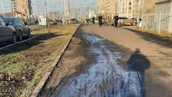 Тротуар на Южной магистрали в грязи. Фото