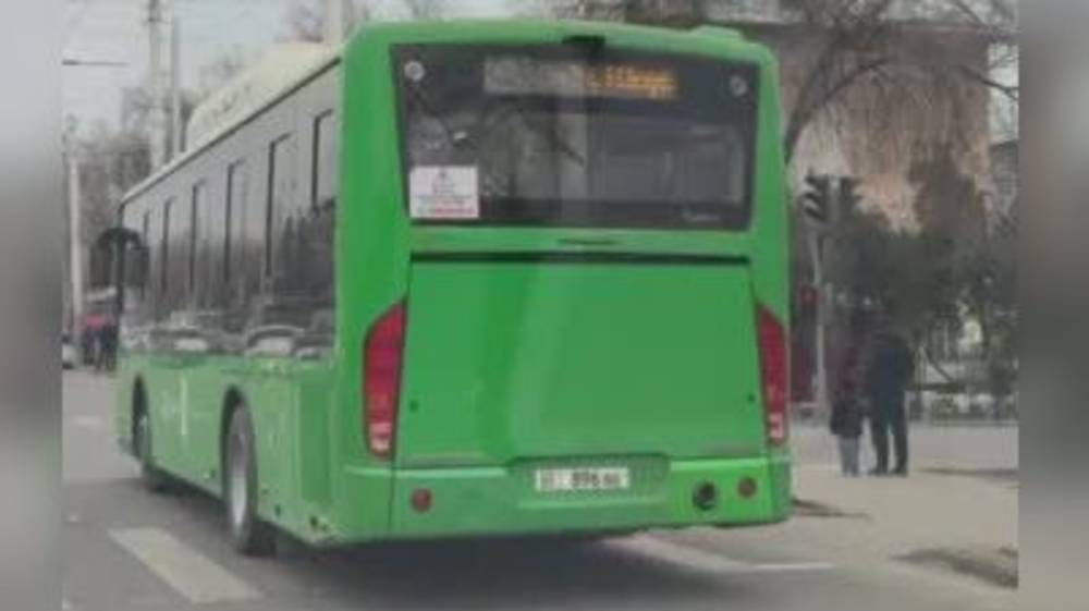Автобус №37 проехал на красный. Видео