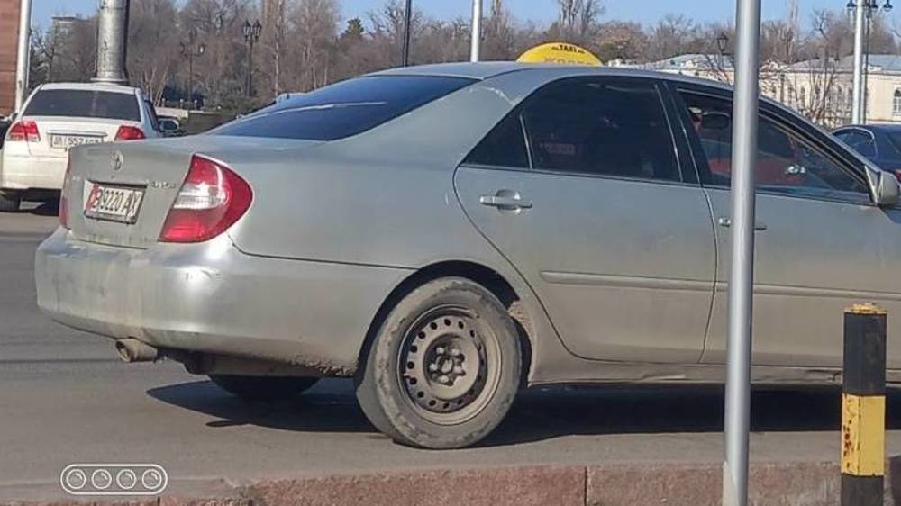 Таксист на «Камри» припарковался в неположенном месте на площадки Ала-Тоо. Фото
